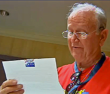 A veteran reads a letter he received during a recent visit to Washington, DC. Image: KRNV