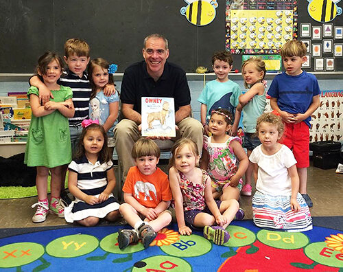 Dalton, PA, Postmaster Tim Burke reads “Owney, the Mail-Pouch Pooch” to preschoolers