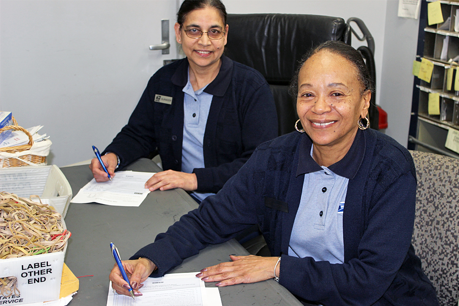 Bedford Park, IL retail associates Surinder Sidhu and Rosalind Traylor complete their Postal Pulse surveys at work.