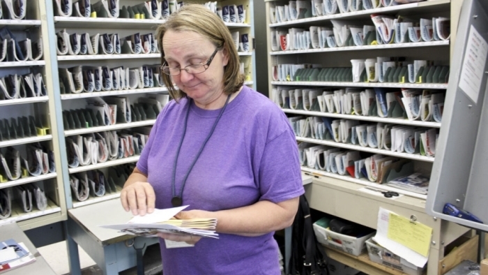 Maryville, MO, Rural Carrier Kristi Hanna sorts mail recently. Image: Maryville Daily Forum