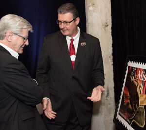 Mississippi Gov. Phil Bryant, left, and Chief Customer and Marketing Officer Jim Cochrane
