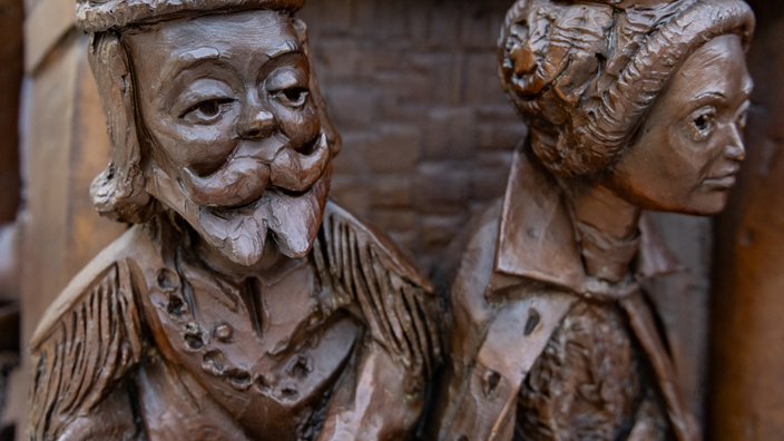 Bronze sculpture of a puppet king and queen