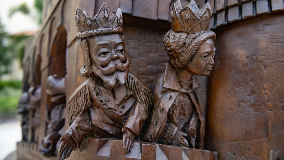 Bronze sculpture of a puppet king and queen